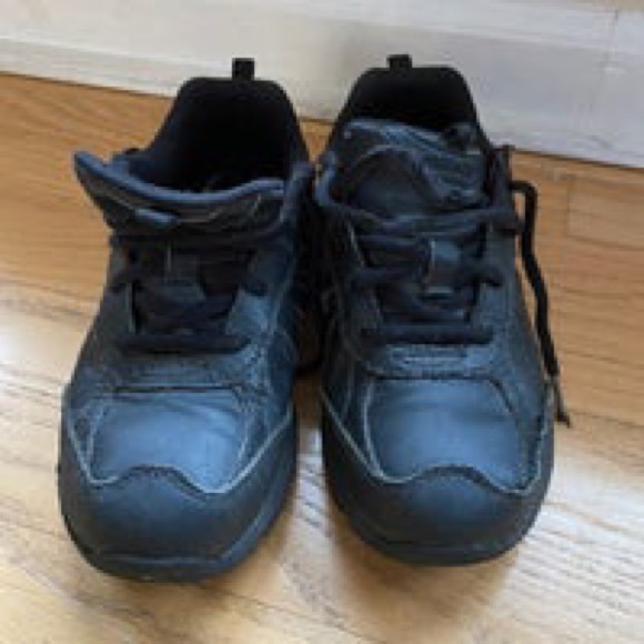 Stride Rite: Uniform Sneaker/Shoe Size 2w - Picture 2 of 8